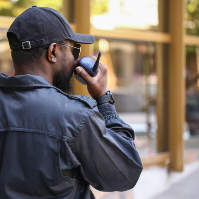 Garde de sécurité rapprochée au talkie walkie