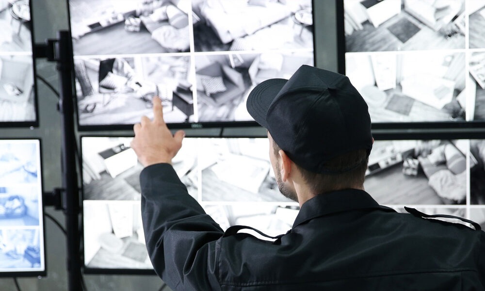 wewatch-usine-header photo d'un agent de sécurité derrière une salle de controle