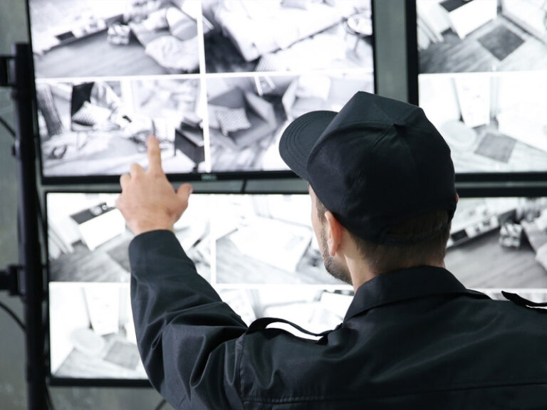 photo d'un agent de sécurité derrière une salle de controle