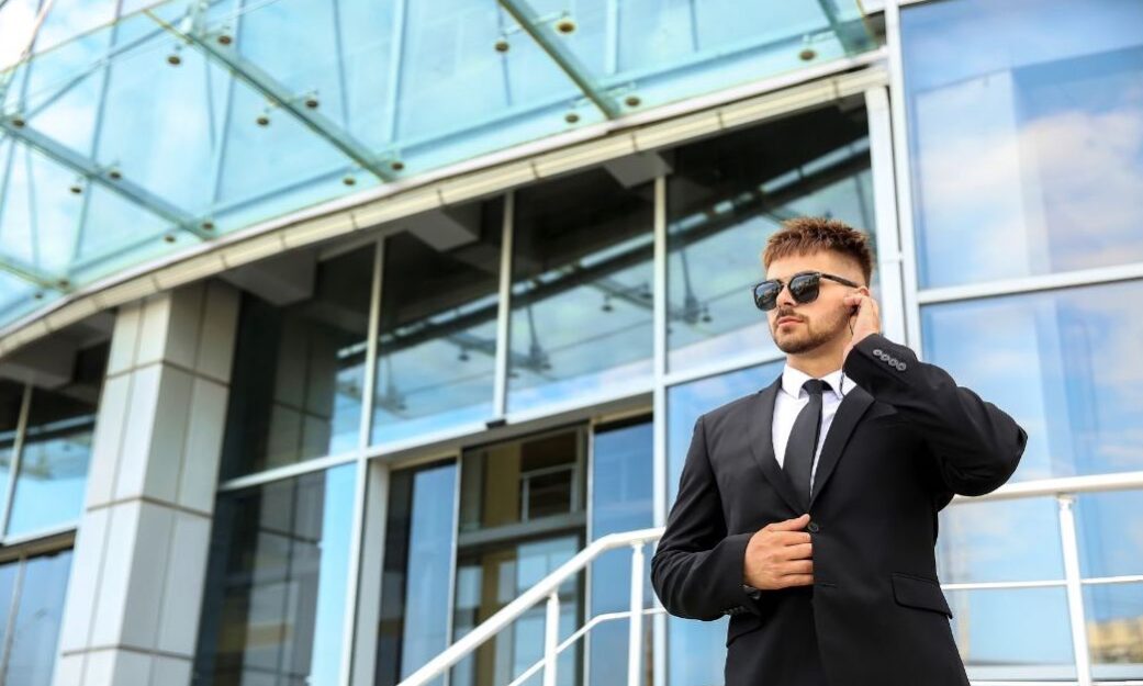 Blog Wewatch – sécurité entreprise agent de sécurité devant une entreprise