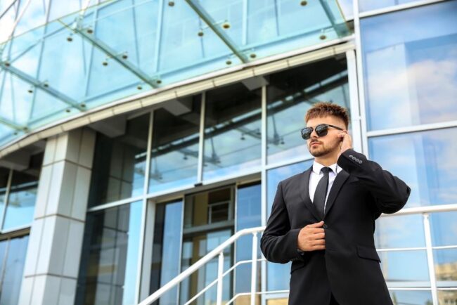 agent de sécurité devant une entreprise