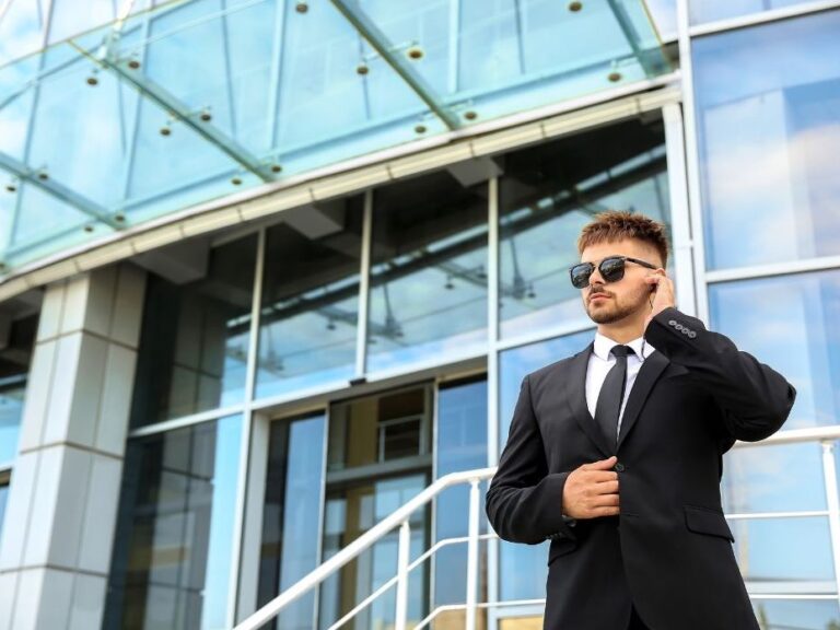 agent de sécurité devant une entreprise