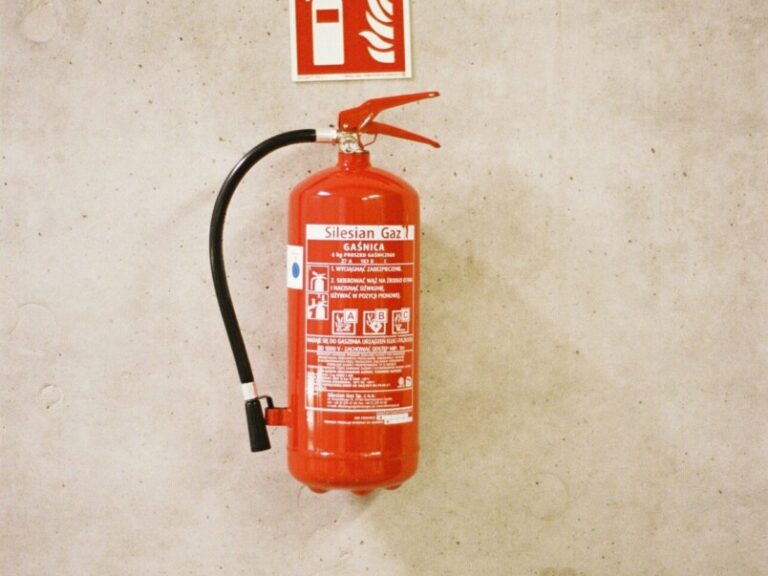 Extincteur fixé au mur pour la sécurité incendie en milieu industriel