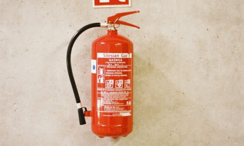 extincteur-mur-securite-incendie-industriel.jpg Extincteur fixé au mur pour la sécurité incendie en milieu industriel