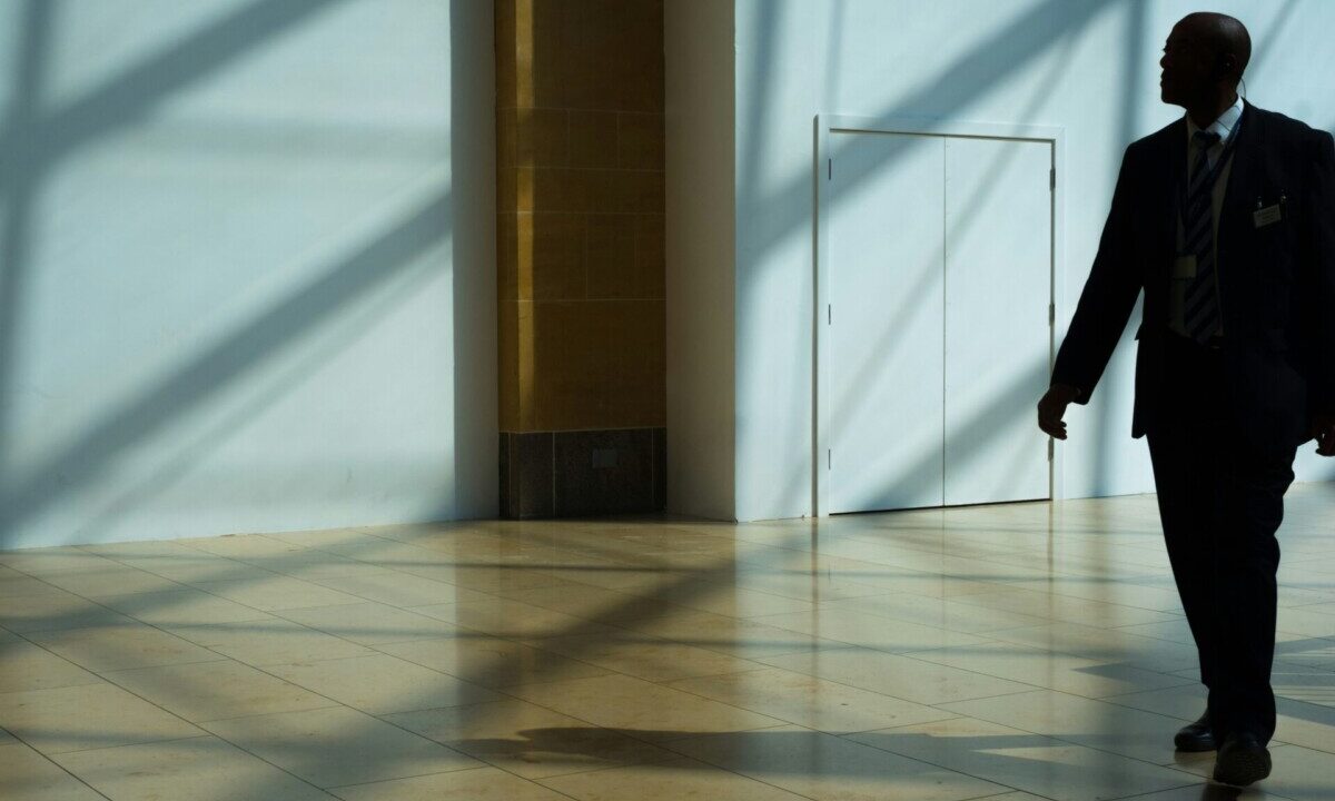 agent de securité wewatch protegeant bien de luxe Surveillance humaine de biens de luxe par Wewatch security.